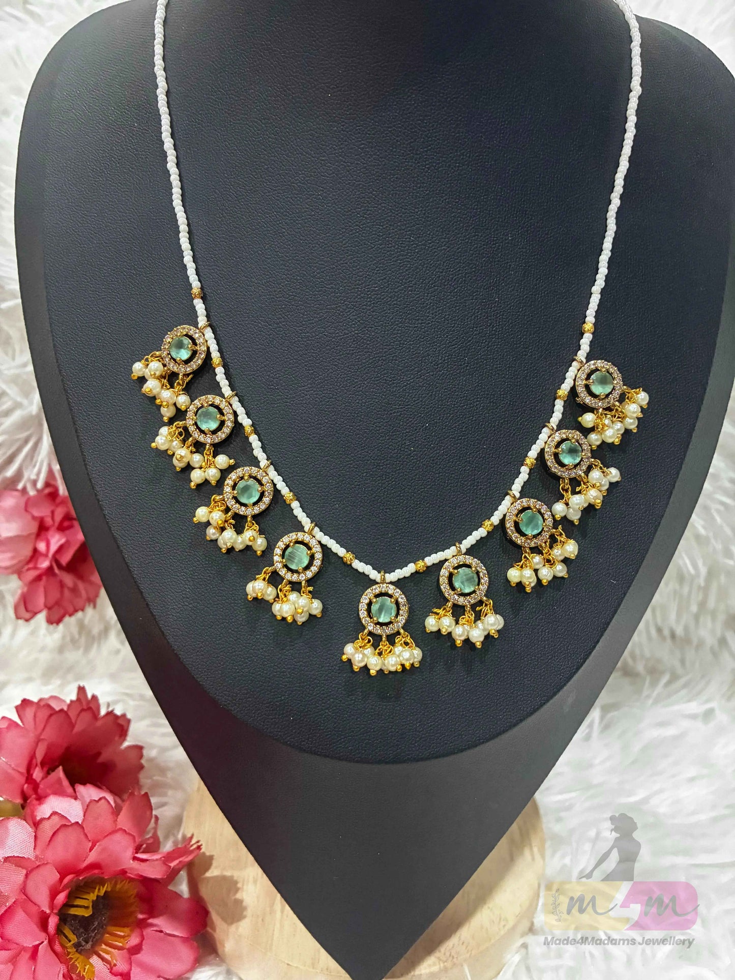 Elegant beaded short necklace