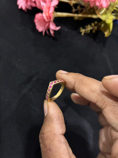 Vanki type rings adorned with small stones - Pink