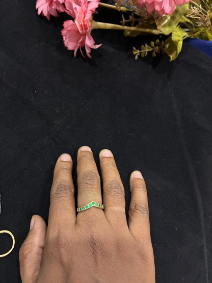 Vanki type rings adorned with small stones - Green