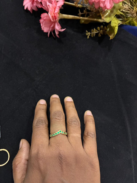 Vanki type rings adorned with small stones - Green